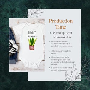 Op de afbeelding: Een witte baby romper met een groene plant in een roze pot en de tekst "LOCALLY GROWN" gedrukt op de voorkant. De romper wordt getoond op een houten oppervlak met een blauwe spijkerbroek en een paar zwarte schoenen. De tekst "Production Time" wordt weergegeven in een witte doos met een zwarte omtrek. De tekst onder de doos bevat informatie over verzending en aangepaste bestellingen.