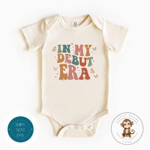 In My Debut Era Retro natuurlijke babyromper® | Kinder T-shirt | Op maat gemaakte babyromper | Cadeau kraamcadeau