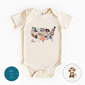 Retro Patchwork USA Map Baby Strampelanzug® | 4. Juli Baby Shirt | Niedliches Kinder Geschenk | Sommer Shirt | Rot, Weiß und Blau