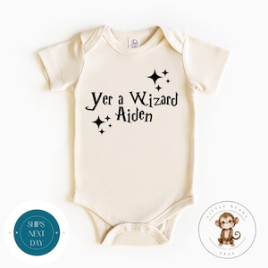 Yer A Zauberer personalisierte Baby Onesie® | Baby-Dusche-Geschenk | Kinder benutzerdefinierte Tshirt | Neues Elterngeschenk