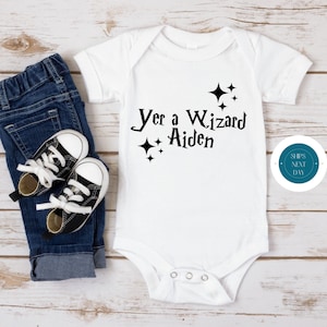 Yer A Zauberer personalisierte Baby Onesie® | Süsser Babybody® | Benutzerdefinierte T-Shirt | Baby-Dusche-Geschenk
