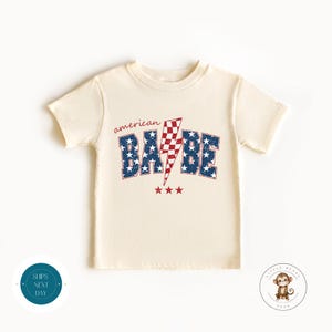 Camiseta feminina American Babe 4 de julho | Macacão personalizado Americana Baby Onesie® | Macacão do Dia da Independência®