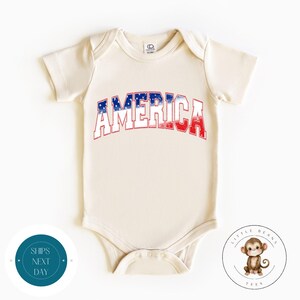 América Vermelho Branco Azul 4 de Julho Baby Onesie® | Camiseta infantil americana personalizada | Camiseta do Dia da Independência