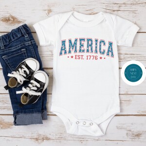 America 1776 4th of July Baby Onesie® | Traje de bebê personalizado para 4 de julho | Dia da Independência Onesie®