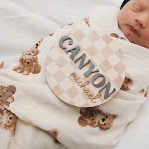 Decorazione per la cameretta dei bambini, cartello personalizzato per annuncio di nascita, cartello a scacchi per neonato, cartello in legno per ospedale, cartello con nome del bambino inciso