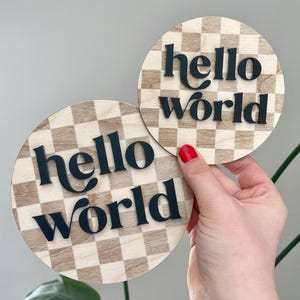 Letrero de nacimiento para anuncio de bebé, letrero de nacimiento a cuadros, letrero de madera para bebé, letrero con el nombre del bebé, letrero de madera grabado personalizado