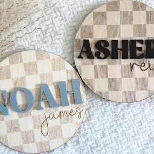 Letrero de nacimiento para anuncio de bebé, letrero de nacimiento a cuadros, letrero de madera para bebé, letrero con el nombre del bebé, letrero de madera grabado personalizado