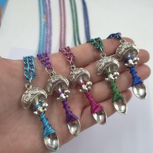 Collar envuelto en alambre con forma de hongo y mini cuchara