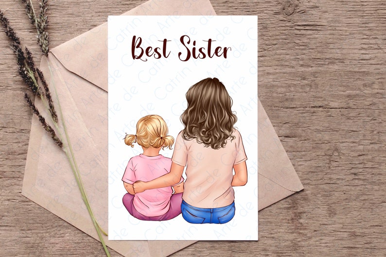 K&ouml;nnte beinhalten: Eine Karte mit einer Illustration von zwei Schwestern, die R&uuml;cken an R&uuml;cken stehen. Die &auml;ltere Schwester hat lange braune Haare und tr&auml;gt ein rosa Shirt und eine blaue Jeans. Die j&uuml;ngere Schwester hat blonde Haare in Z&ouml;pfen und tr&auml;gt ein rosa Shirt und eine lila Hose. Die Karte sagt "Best Sister" in brauner Schrift.