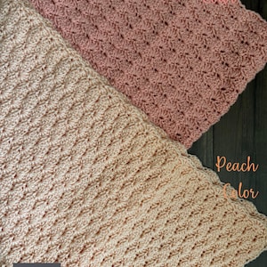 Puede incluir: Dos mantas de ganchillo en colores rosa melocot&oacute;n y melocot&oacute;n. Las mantas tienen un dise&ntilde;o texturizado y estampado. El texto "Peachy Pink Color" y "Peach Color" est&aacute; escrito en la imagen.