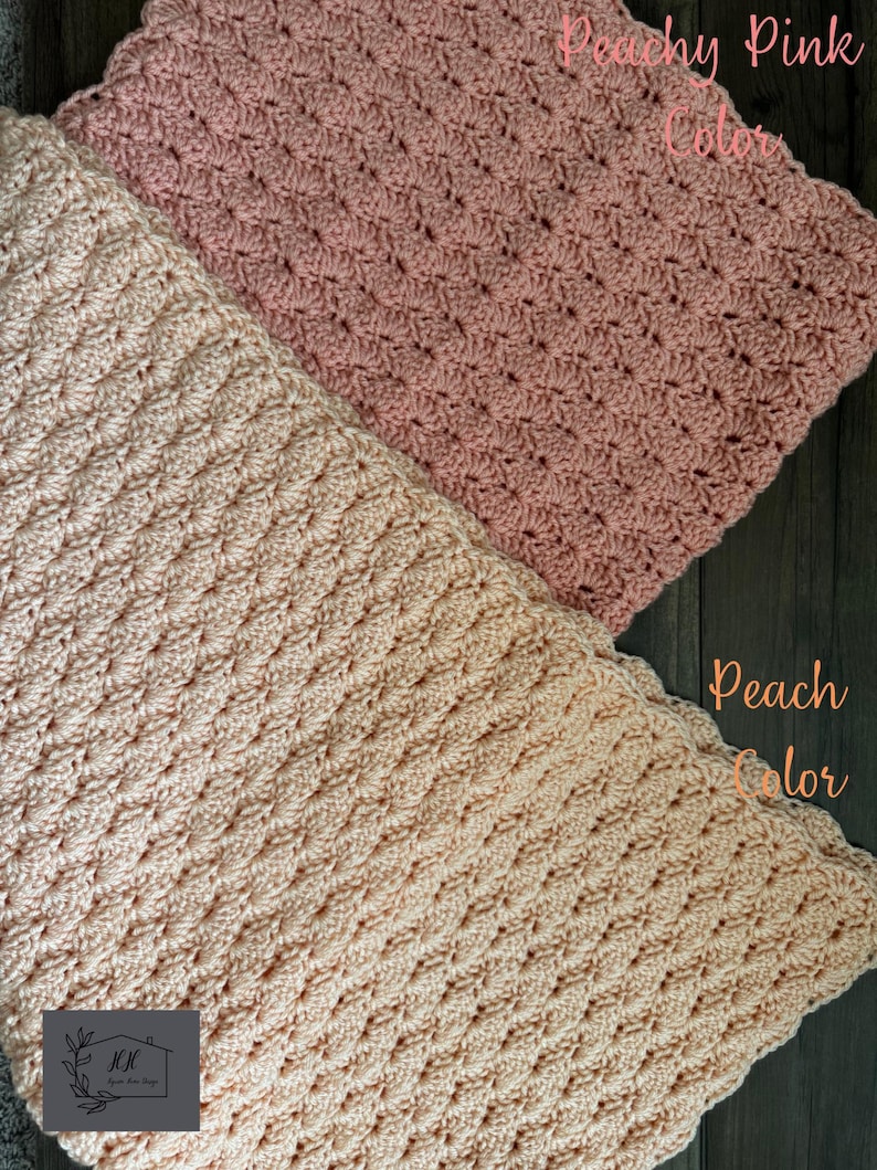 Puede incluir: Dos mantas de ganchillo en colores rosa melocot&oacute;n y melocot&oacute;n. Las mantas tienen un dise&ntilde;o texturizado y estampado. El texto "Peachy Pink Color" y "Peach Color" est&aacute; escrito en la imagen.
