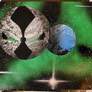 Op de afbeelding: Een spuitkunstwerk dat een zwarte en zilveren schedel met groene ogen toont tegen een donkergroene en zwarte sterrenhemel. Rechts van de schedel is een blauwe planeet te zien. Het kunstwerk is gesigneerd en gedateerd met "2-12-25".