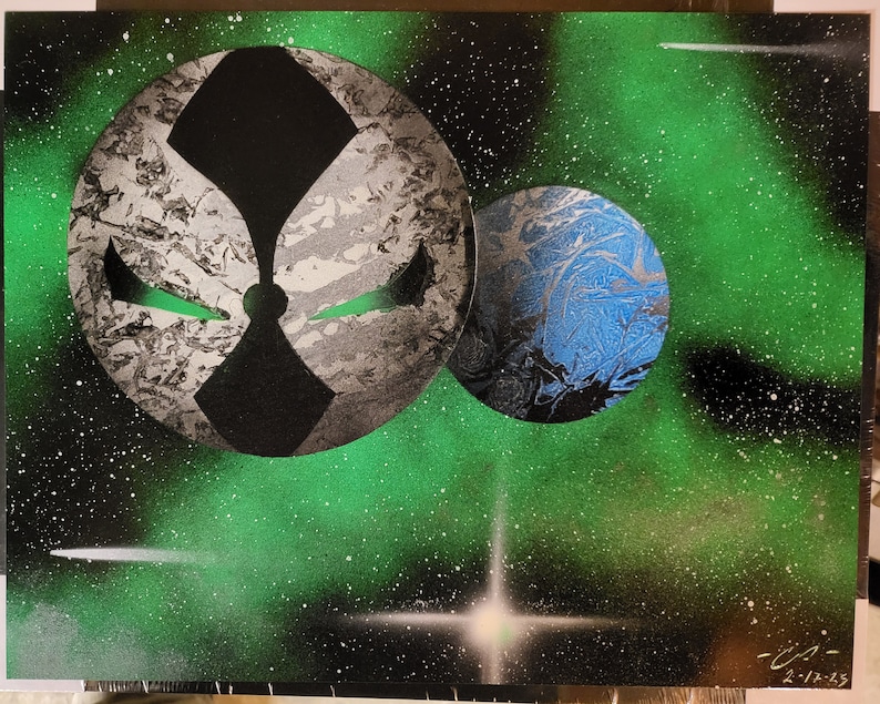 Op de afbeelding: Een spuitkunstwerk dat een zwarte en zilveren schedel met groene ogen toont tegen een donkergroene en zwarte sterrenhemel. Rechts van de schedel is een blauwe planeet te zien. Het kunstwerk is gesigneerd en gedateerd met "2-12-25".