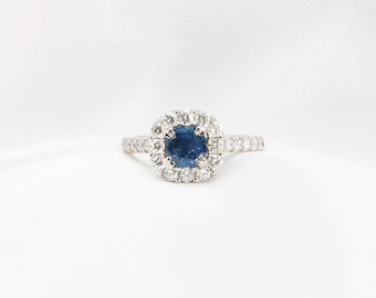 Élégante bague de fiançailles en saphirs et diamants en or blanc 18 carats