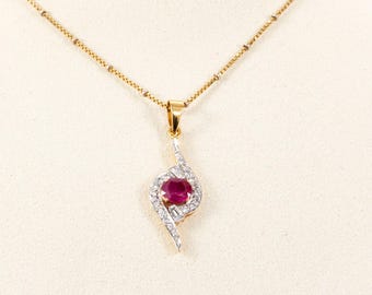 Collier pendentif rubis et diamants en or jaune 18 carats