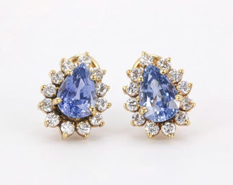 Boucles d'oreilles en or jaune 18 carats, serties d'un halo de saphirs de Ceylan naturels certifiés GIA et de diamants.