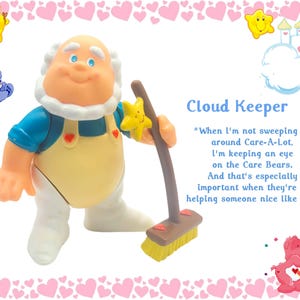 Op de afbeelding: Een Cloud Keeper-beeldje uit de Care Bears-franchise. De figuur is een stripfiguur met een blauw shirt, gele overall en een witte baard. Hij houdt een bezem en een ster vast. De tekst "Cloud Keeper" wordt weergegeven.