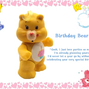 Op de afbeelding: Een gele Birthday Bear-beeldje met een cupcake op zijn buik. De beer heeft een roze neus en een plukje geel haar. De afbeelding bevat de tekst "Birthday Bear" en een citaat over feesten.