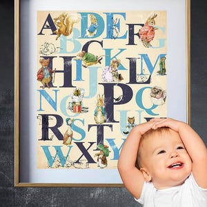 Puede incluir: Un póster de alfabeto de estilo vintage con un esquema de color azul y blanco. Cada letra está ilustrada con un personaje diferente de las historias de Peter Rabbit. El póster está enmarcado en un marco de madera marrón claro.