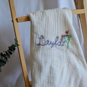 Personalized Hand Embroidered Baby Swaddle Baby Blanket with Name-Cotton Muslin Gift for Baby, Mothers Day Gift zdjęcie 1