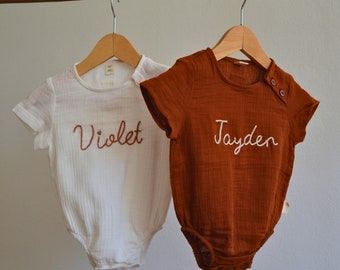 Gepersonaliseerde handgeborduurde mousseline baby bodysuit-katoenen baby bodysuit met naam-uniek babycadeau