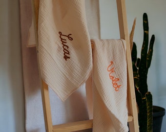 Personalisierte Hand besticktes Baby Swaddle - Musselin Baby Decke mit Name - Geschenk für Baby - Baby Name Decke