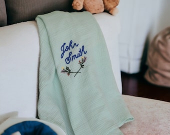 Manta de muselina de bebé bordada a mano personalizada- Nombre de bebé personalizado Swaddle- Regalo de baby shower- Regalo de recién nacido