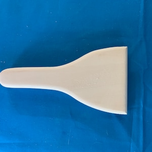 Peut inclure: Raclette en plastique blanc avec un long manche. La raclette est conçue pour enlever la glace ou la neige des surfaces.