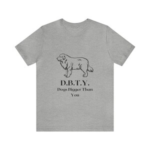 Puede incluir: Una camiseta gris con un dibujo de línea negra de un perro y el texto "D.B.T.Y. Dogs Bigger Than You".