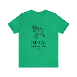 Puede incluir: Una camiseta verde con un dibujo de línea negra de un perro y el texto "D.B.T.Y. Dogs Bigger Than You."