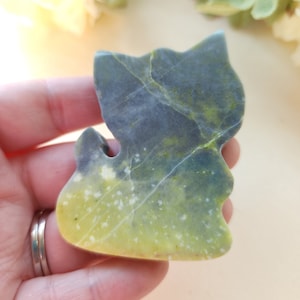Adorable Crystal Cat Carving - Healerite Slab Carved Cat | Witch&#39;s Familiar Crystal Stone | Spirit Animal Sculpture Crystal Figurine
