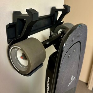 Soporte de pared para patineta eléctrica: permite visualizar la patineta desde ambos lados.