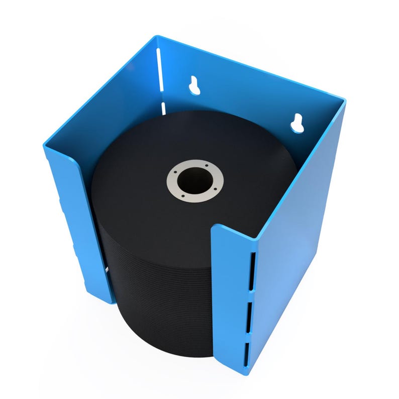 Pode incluir: Uma caixa de armazenamento azul de pl&aacute;stico para CD/DVD contendo uma pilha de discos pretos. A caixa tem formato retangular com uma abertura ampla e orif&iacute;cios de montagem. Os discos t&ecirc;m um centro prateado.