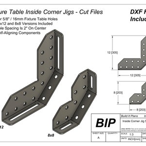 Puede incluir: Dos soportes de esquina de metal para construir una mesa. El soporte más grande mide 30,5 cm por 30,5 cm y el más pequeño mide 20,3 cm por 20,3 cm. Los soportes tienen agujeros para tornillos y son autoalineables. El texto "Build It Plans" y "Inside Corner Jig Set v5" es visible en la imagen.