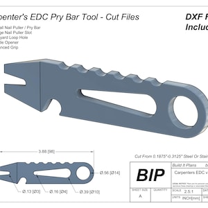 Puede incluir: Una herramienta de barra de palanca de metal azul con un abridor de botellas, un extractor de clavos y un lazo para cordón. La herramienta mide 9,85 cm de largo y 1,42 cm de ancho. El texto "Carpenters EDC v7" está impreso en la imagen. Los archivos DXF están incluidos.