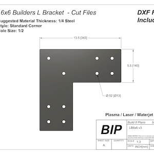 Può includere: Un supporto a L in metallo nero con otto fori, che misura 15,2 cm per 15,2 cm. Il supporto è etichettato come "Flat 6x6 Builders L Bracket - Cut Files" e include file DXF. Il supporto è progettato per l'uso con acciaio di 6,35 mm di spessore e ha un diametro del foro di 1,27 cm.