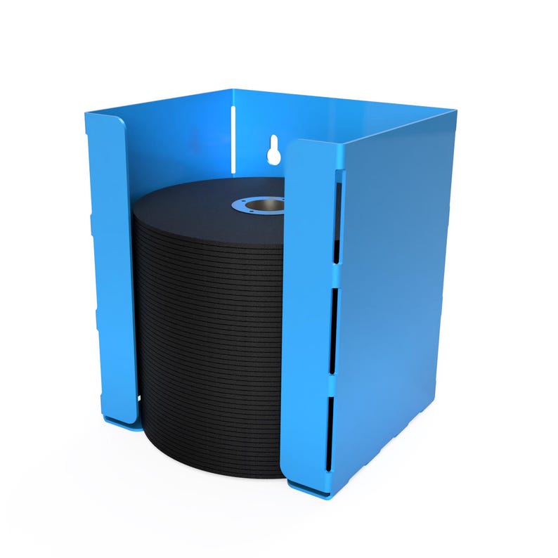 Pode incluir: Uma caixa azul para guardar CDs/DVDs com uma pilha de discos pretos. A caixa &eacute; feita de um material azul s&oacute;lido com formato retangular e uma ranhura na lateral. Os discos est&atilde;o empilhados ordenadamente dentro da caixa.