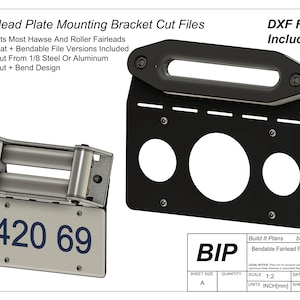 Puede incluir: Un soporte de montaje de placa de fairlead de metal negro con agujeros recortados para un fairlead de rodillo. El soporte está diseñado para ser doblado e incluye archivos DXF para cortar. La imagen también muestra un primer plano de un fairlead de rodillo con una placa de matrícula que dice "420 69".