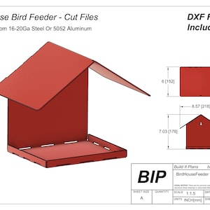 Könnte beinhalten: Ein roter Vogel futterspender aus Metall mit einem Dach und einem Tablett. Der Futterspender ist 21,8 cm breit und 17,8 cm hoch. Die Pläne für den Futterspender sind auf builditplans.ca verfügbar. Die Pläne heißen BirdHouseFeeder v14.