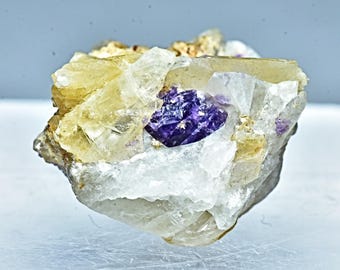 Maravilloso cambio de color nítido fluorescente con cristal de winchita, 38 ct.