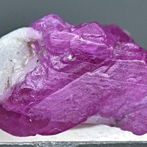 Cristal de rubí único de excelente calidad combinado con calcita de 3,30 quilates