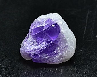 Gema de hackmanita fosforescente fluorescente que cambia de color sobre calcita de 6,70 quilates