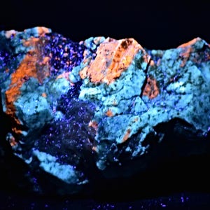 Fluorescerande gröna sodalitkristaller kombinerade med gonnardit på matris 1044 gram