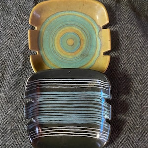 Mid-Century 1940s Glidden Parker Stoneware Ashtray Spiral Stripe Patterned Ceramic Pottery Plates