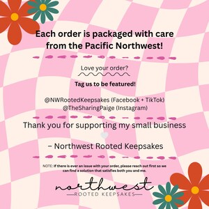 Op de afbeelding: Roze en witte geruite achtergrond met tekst: "Elke bestelling wordt met zorg verpakt vanuit de Pacific Northwest!" en "Houdt u van uw bestelling? Tag ons om uitgelicht te worden!" met social media handles. Bloemenaccenten.