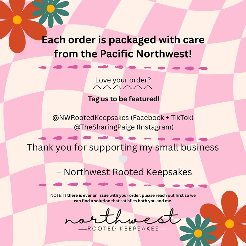 Op de afbeelding: Roze en witte geruite achtergrond met tekst: "Elke bestelling wordt met zorg verpakt vanuit de Pacific Northwest!" en "Houdt u van uw bestelling? Tag ons om uitgelicht te worden!" met social media handles. Bloemenaccenten.