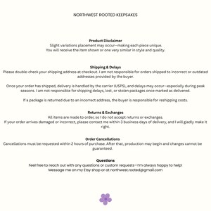 Op de afbeelding: Wit document van Northwest Rooted Keepsakes met informatie over productdisclaimers, verzending, retourzendingen en bestelannuleringen. Bevat een e-mailadres.