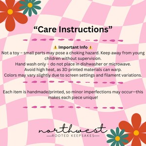 Op de afbeelding: Een roze en witte geruite achtergrond met de tekst "Onderhoudsinstructies". De tekst bevat waarschuwingen over kleine onderdelen en onderhoudsinstructies voor handgemaakte items. Het logo voor "northwest - rooted keepsakes" staat onderaan.