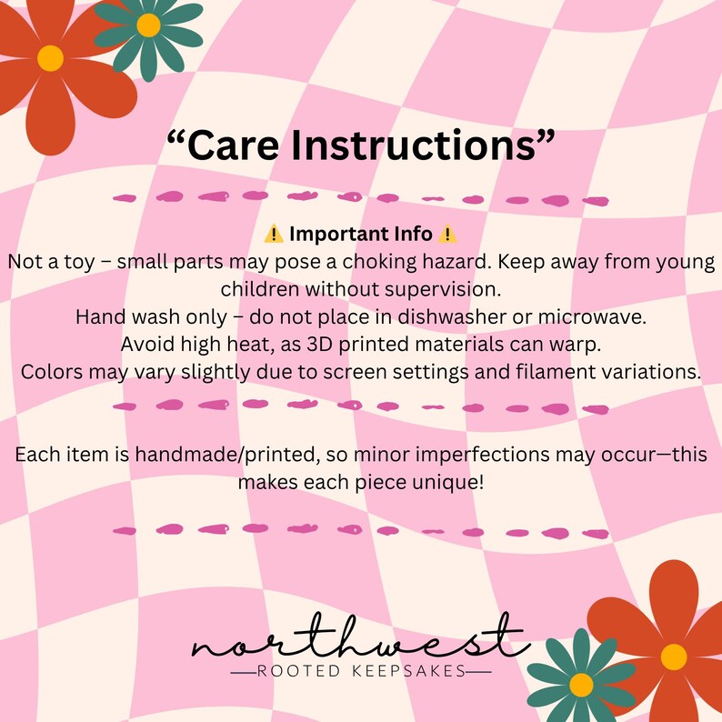 Op de afbeelding: Een roze en witte geruite achtergrond met de tekst "Onderhoudsinstructies". De tekst bevat waarschuwingen over kleine onderdelen en onderhoudsinstructies voor handgemaakte items. Het logo voor "northwest - rooted keepsakes" staat onderaan.