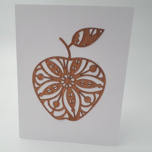 Carte de vœux Premium en placage de bois véritable et papier avec pomme mandala découpée au laser - parfaite pour toutes les occasions.